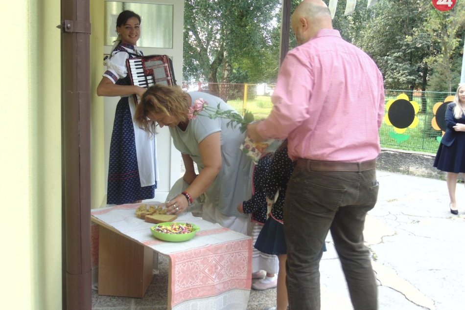 Ilustračný obrázok k článku Nové priestory aj milé privítanie: Škôlkarov v Spišskej vítali chlebom a soľou, FOTO