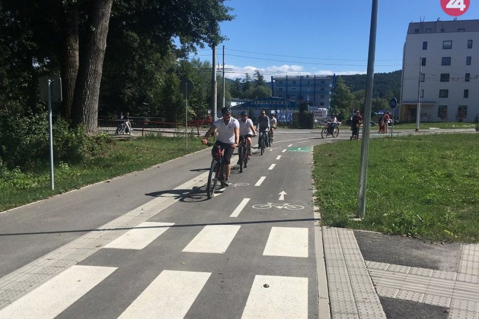 Ilustračný obrázok k článku Cyklisti sa dočkali. V Bystrici oficiálne otvorili prvú cyklotrasu, FOTO