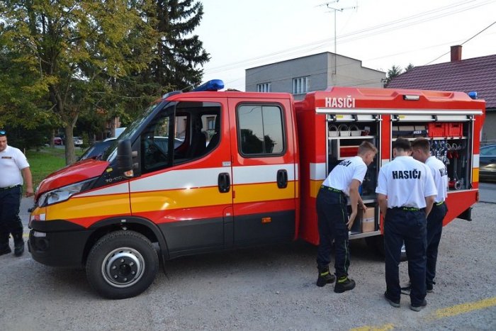 Ilustračný obrázok k článku Fiľakovskí dobrovoľní hasiči získali nové zásahové vozidlo, FOTO