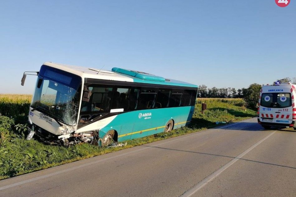Ilustračný obrázok k článku Vážna dopravná nehoda: Pri Trnave sa zrazilo osobné auto s autobusom, FOTO