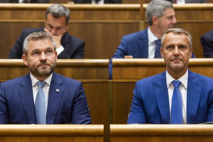 Ilustračný obrázok k článku Odvolávanie premiéra sa nekonalo: Schôdzu presunuli pre neúčasť poslancov na pondelok