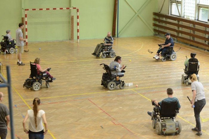 Ilustračný obrázok k článku Slovenskí florbalisti na elektrických vozíkoch v akcii: Predstavia sa v českej lige