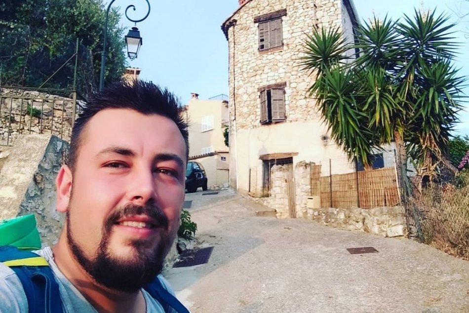 Ilustračný obrázok k článku Rožňavčan Robo Šimko s akustickou verziou novej piesne: Silný odkaz do budúcnosti