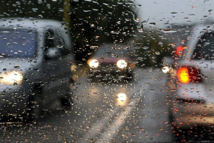 Ilustračný obrázok k článku Bez dáždnikov von nechoďte. Zvolen a okolie už s výstrahou 2. stupňa pred dažďom