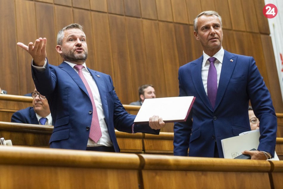 Ilustračný obrázok k článku Odvolávanie Pellegriniho znovu presunuli: V pléne opäť chýbali poslanci