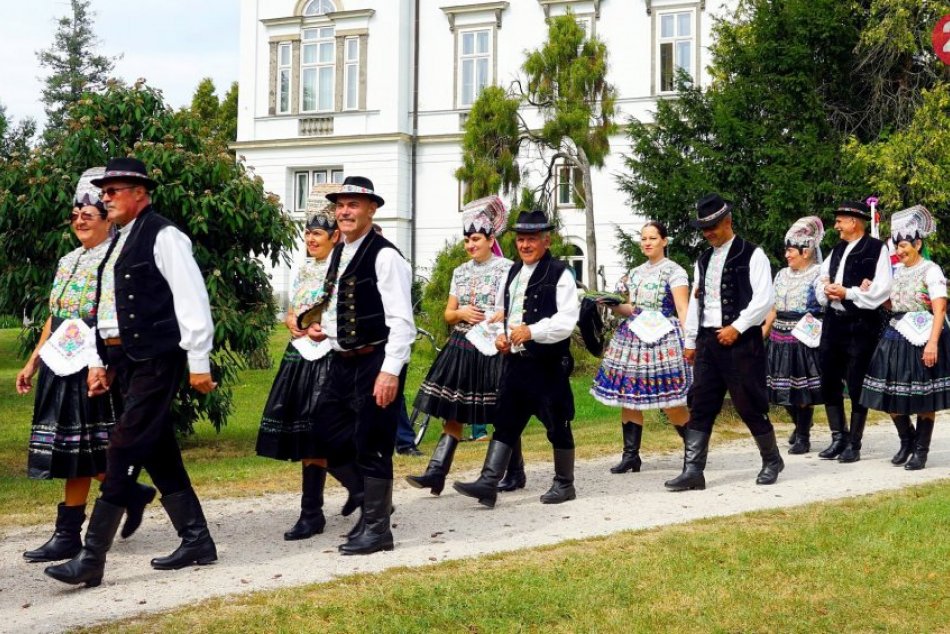 Ilustračný obrázok k článku Vinobranie a folklórne slávnosti v Topoľčiankach: Zábava zachytená na ZÁBEROCH