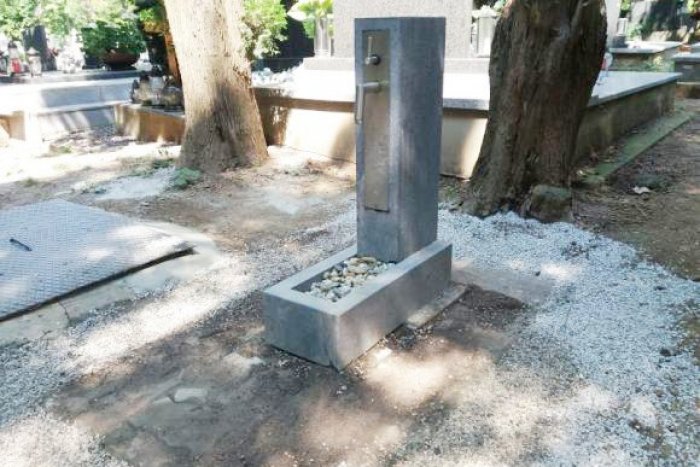 Ilustračný obrázok k článku Novinka na mestskom cintoríne: Technické služby tu osadili nové fontánky