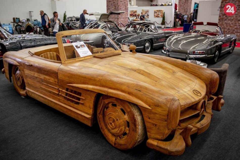 Ilustračný obrázok k článku KURIOZITA DŇA: Na autosalóne ukázali kultový Mercedes kompletne vyrobený z dreva