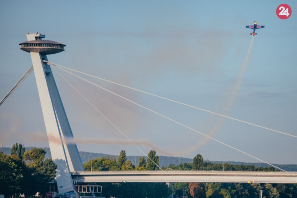 Ilustračný obrázok k článku Akrobatická šou, aká sa len tak nevidí: Martin Šonka podletel bratislavské mosty