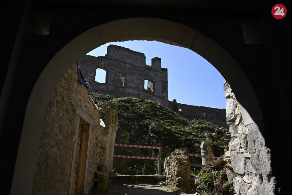 Ilustračný obrázok k článku Hradby Považského hradu ožijú: Príďte sa pozrieť, ako sa žilo v stredoveku