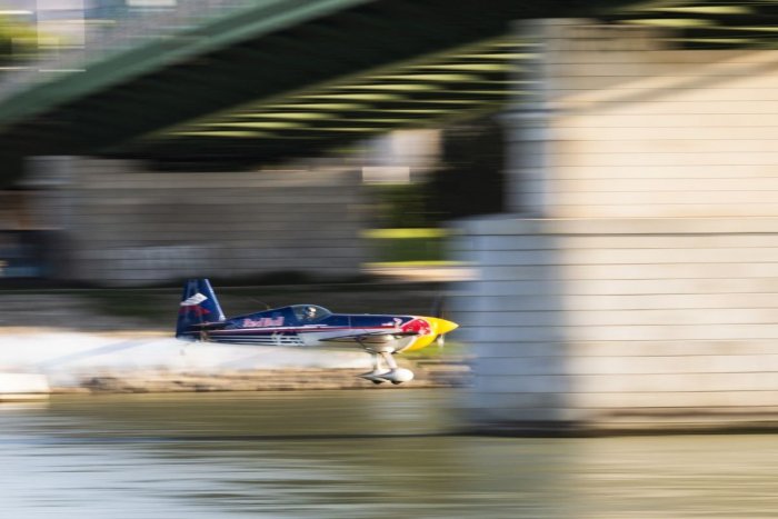 Ilustračný obrázok k článku KURIOZITA DŇA: Bratislavu zobudil akrobatický pilot, podletel aj Starý most