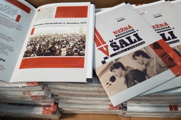 Ilustračný obrázok k článku Šalianska radnica s novinkou: 30. výročie Nežnej revolúcie oslávili publikáciou