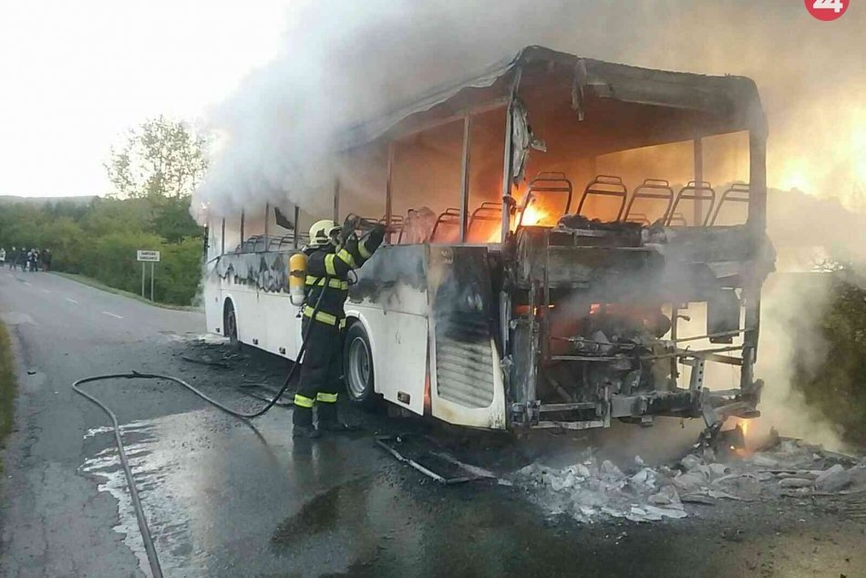 Ilustračný obrázok k článku Autobus zachvátili plamene: Pozrite si zábery priamo z miesta