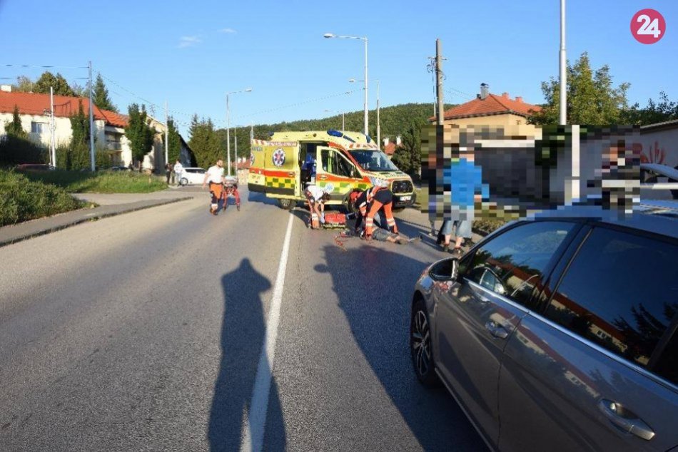Ilustračný obrázok k článku Chodca v Bystrici zrazilo auto mimo priechodu. V nemocnici zraneniam podľahol, FOTO