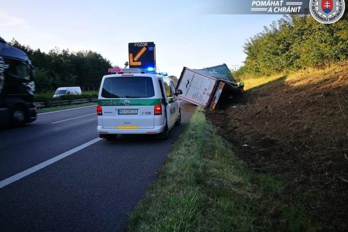 Ilustračný obrázok k článku Vodiči, pozor! Na diaľnici D2 v smere do Bratislavy havarovalo nákladné auto