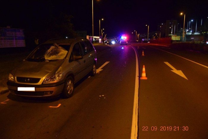 Ilustračný obrázok k článku Chodkyňa prechádzala mimo priechod pre chodcov a zrazilo ju auto. Zraneniam podľahla