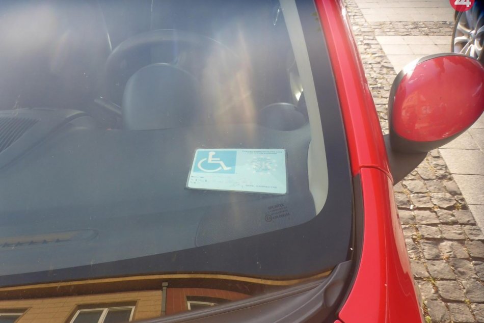 Ilustračný obrázok k článku Falošné parkovacie preukazy ZŤP v uliciach Zvolena? Polícia žiada ľudí o spoluprácu