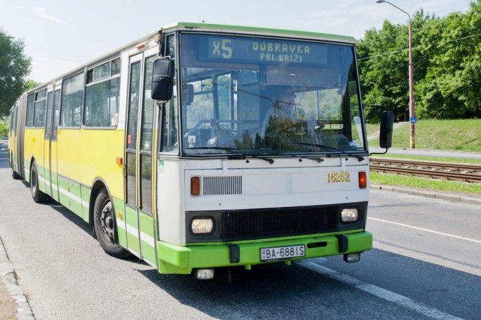 Ilustračný obrázok k článku Cestujúci sa sťažujú na posilový autobus X5 z Karlovej Vsi. DPB sľubuje zlepšenie