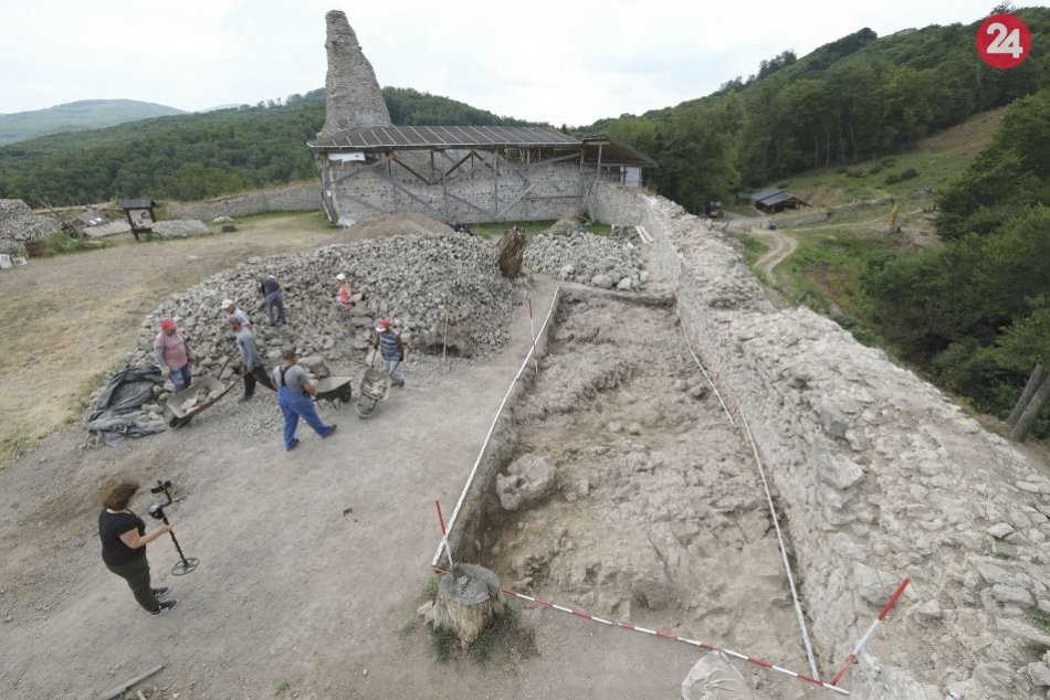 Ilustračný obrázok k článku Obnova Pustého hradu opäť pokračuje: Čo je prioritou archeológov?