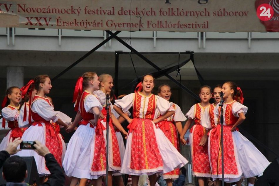 Ilustračný obrázok k článku Centrum Zámkov rozohrali farby a tradície: Ľudí zabavili folklórne vystúpenia, FOTO