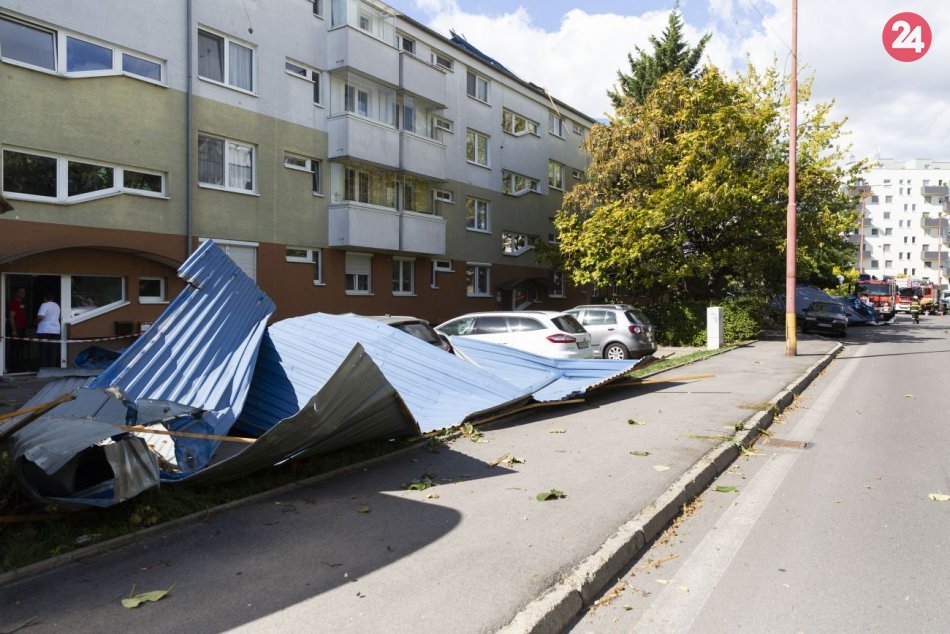 Ilustračný obrázok k článku Pondelňajšia víchrica narobila problémy: Poisťovne počítajú škody