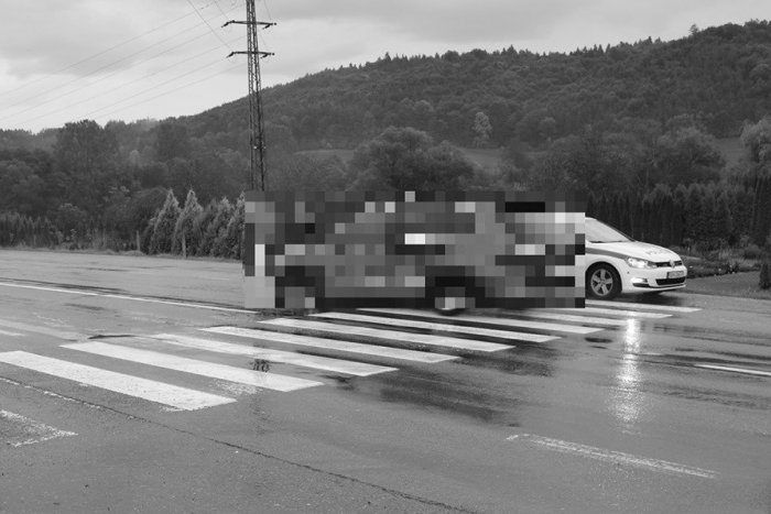 Ilustračný obrázok k článku Auto pri Bystrici zrazilo na priechode mladú chodkyňu. Ženu previezli do nemocnice