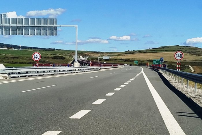 Ilustračný obrázok k článku Na D1 pri Poprade spustili testovanie najvyššej povolenej rýchlosti 140 km/h