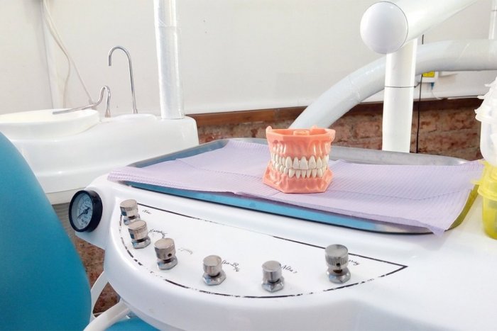 Ilustračný obrázok k článku RADÍME: Kvalitná starostlivosť môže predĺžiť životnosť zubnej náhrady