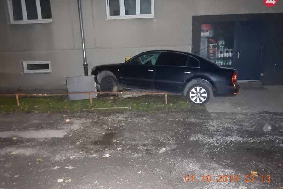 Ilustračný obrázok k článku Kuriózna nehoda na Horehroní: Vodič narazil do bytovky a odišiel nevedno kam, FOTO