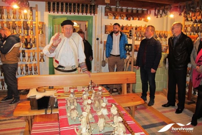Ilustračný obrázok k článku Knihu Múdrosti starých Šumiačanov pokrstili vodou spod Kráľovej hole, FOTO
