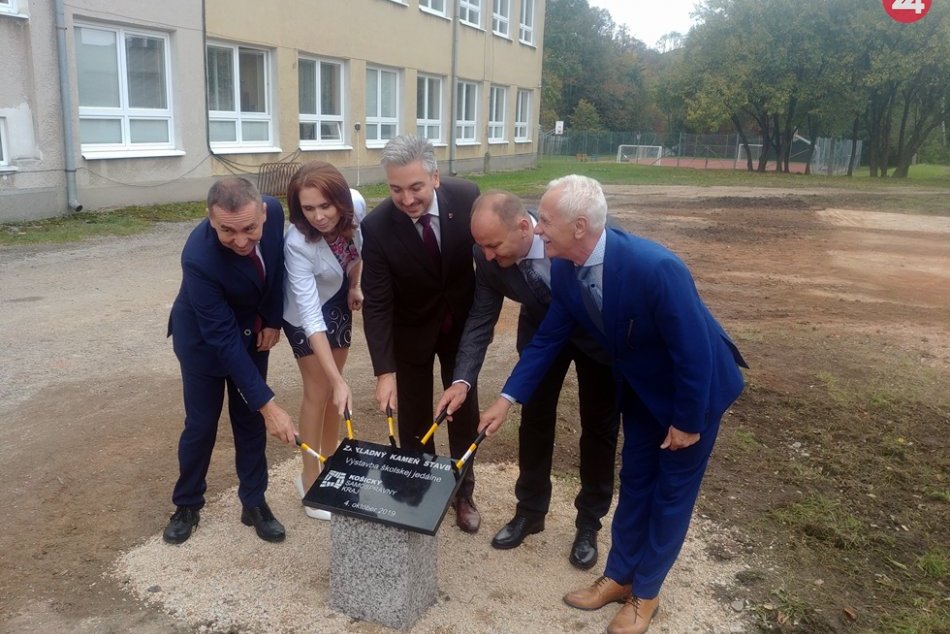 Ilustračný obrázok k článku KSK začína stavať jedáleň pre tri stredné školy v Rožňave: Základný kameň poklepaný! FOTO