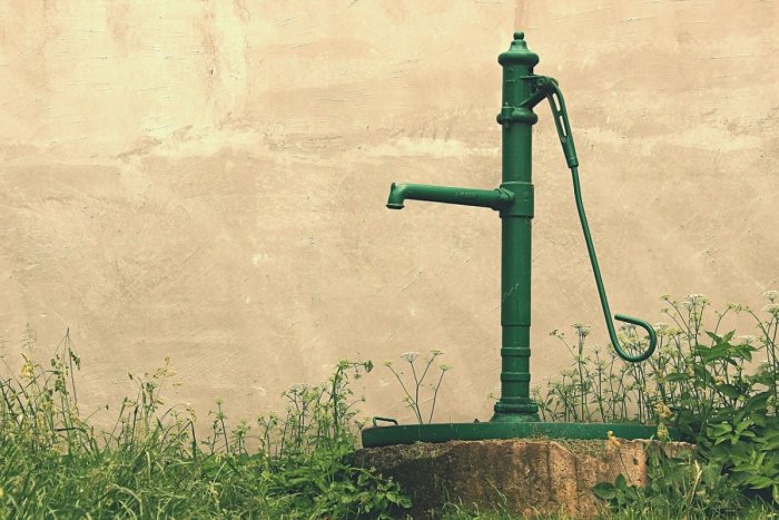 Ilustračný obrázok k článku Väčšina obcí v okrese Snina nemá vodovod ani kanalizáciu. Vyriešiť to má nový zdroj vody