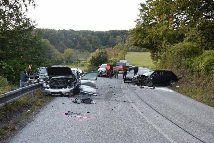 Ilustračný obrázok k článku Žiarski policajti riešia nehodu: Zrážka troch áut, štyria zranení, FOTO