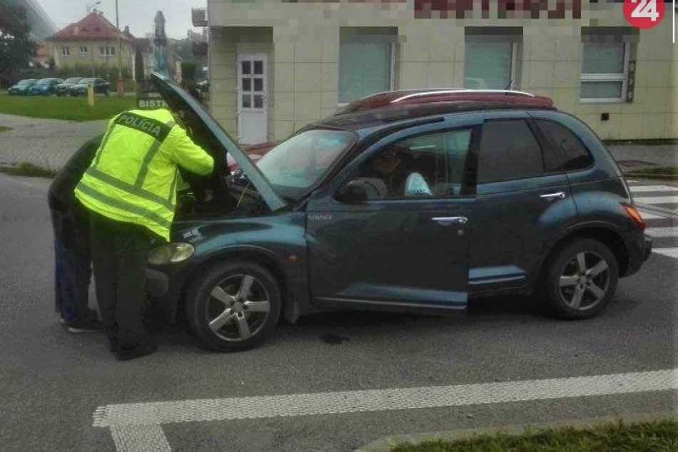Ilustračný obrázok k článku Kuriozita z Považskej: Auto nechal priamo na ceste, policajtom palec hore, FOTO