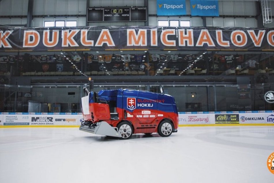 Ilustračný obrázok k článku Novinka na zimnom štadióne: O údržbu ľadu sa stará parádna mašina, FOTO