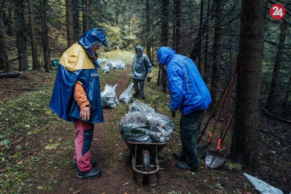 Ilustračný obrázok k článku Nepriaznivé počasie ich neodradilo: Prírodu nad Magurkou čistilo 40 dobrovoľníkov, FOTO