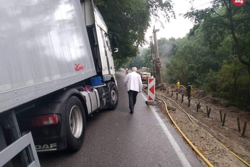 Ilustračný obrázok k článku Poľský kamionista (21) zablokoval dopravu v okrese Trenčín: FOTO z miesta
