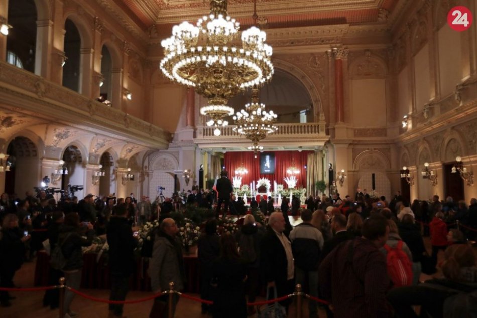 Ilustračný obrázok k článku V Česku majú štátny smútok: S Karlom Gottom sa prišlo rozlúčiť asi 49-tisíc ľudí