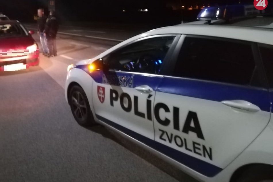 Ilustračný obrázok k článku Zvolenských policajtov upútala trojica popíjajúcich mužov. Jeden sadol za volant s takmer 3 promile