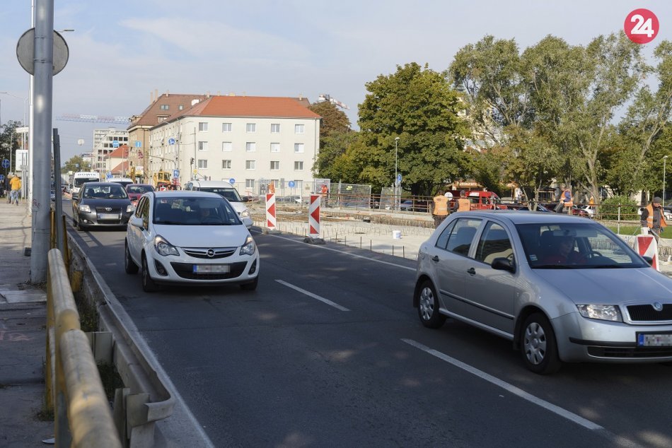 Ilustračný obrázok k článku Šoférku prekvapilo pokazené auto: Policajt vyhrnul rukávy a podal pomocnú ruku