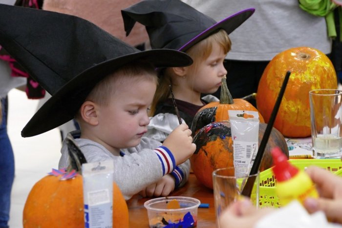 Ilustračný obrázok k článku Jesenné prázdniny s Centrom voľného času: Užite si Halloween aj so svetlonosom