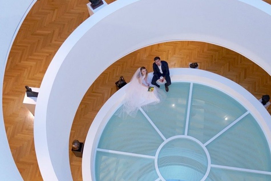 Ilustračný obrázok k článku Vyberáte miesto na svadobný obrad? Unikátny priestor v centre Bratislavy očarí nielen milovníkov umenia