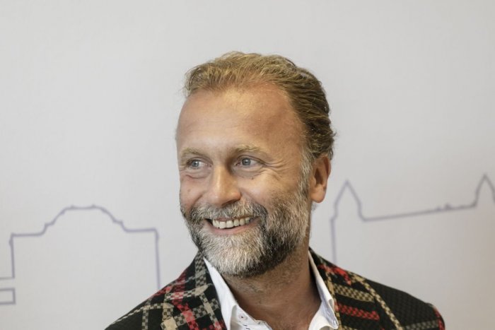 Ilustračný obrázok k článku Kauza operácie 15-ročného chlapca: Šéf NÚDCH Ladislav Kužela ponúka svoju funkciu