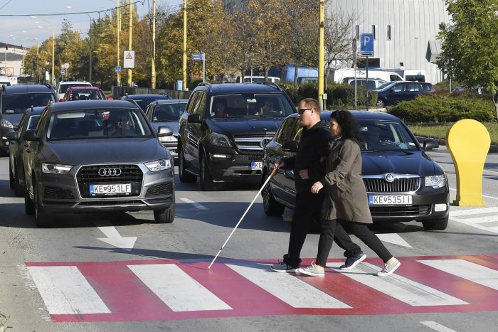 Ilustračný obrázok k článku Sú vodiči ohľaduplní voči slepcom? Zisťovali to počas Dňa bielej palice