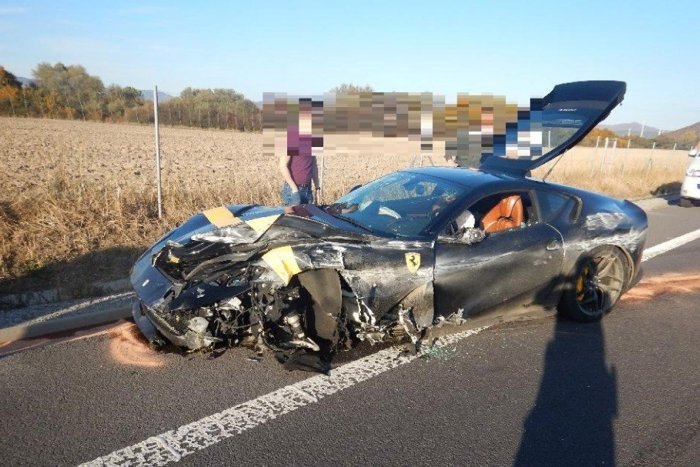 Ilustračný obrázok k článku Nehoda na R1 pri Žiari: Vodič (31) napálil luxusné Ferrari do zvodidiel, FOTO