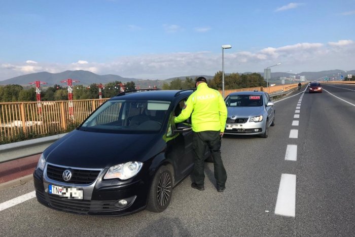 Ilustračný obrázok k článku Ľuboš (35) šoféroval cez Trenčín, všimli si ho dopraváci: Skončil v policajnej cele
