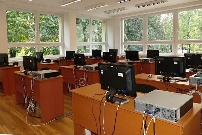 Ilustračný obrázok k článku Nové učebne v Močenku:  Vybavia ich potrebným nábytkom aj počítačmi