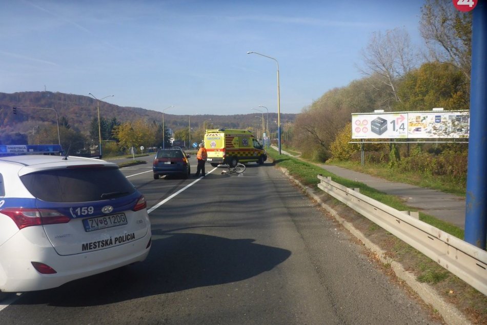 Ilustračný obrázok k článku Auto vo Zvolene zrazilo cyklistu. Mužovi poskytli prvú pomoc mestskí policajti, FOTO