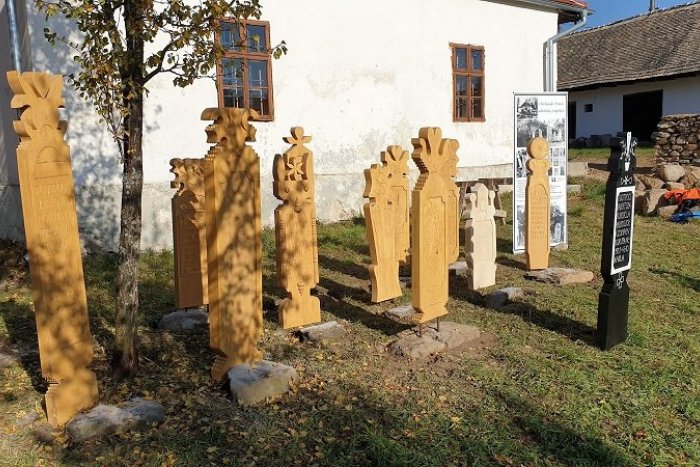 Ilustračný obrázok k článku V areáli Múzea B. S. Timravy pribudli repliky drevených náhrobníkov, FOTO