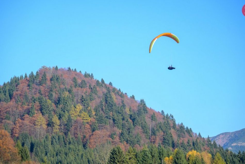 Ilustračný obrázok k článku Nádhera na Donovaloch: Na oblohe sa vznášali desiatky paraglajdistov FOTO